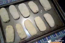 Шаг 4: На столе, обильно посыпанном мукой, …