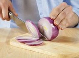 Несколько самых простых и доступных способов нарезать лук без слез
