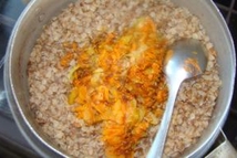 Шаг 2: Промойте гречку, затем залейте водой …