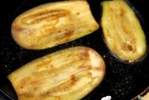 Шаг 2: Обжариваем дольки баклажанов в растительном …