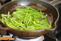 Шаг 5: Мелко покрошите небольшое количества лука, …