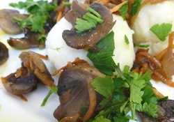 Рецепт: Картофельные колобки с зажаркой из грибов