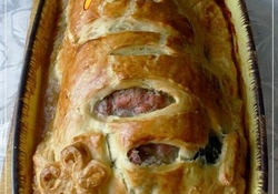 Рецепт: Мясной рулет в слоеном тесте