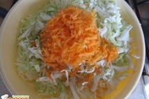 Шаг 3: Выкладываем капусту в подходящую глубокую …