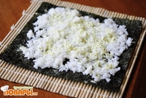 Шаг 7: Посыпаем рис сухим васаби, сколько …