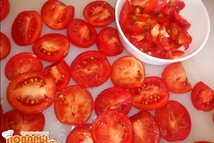 Шаг 2: Помидорку делим на две части …