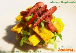 Рецепт: Булочка с салатом, сырным омлетом и сосисками