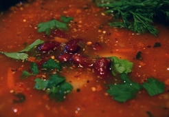 Мексиканский острый томатный суп с фасолью