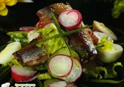 Рецепт: Салат из жареной скумбрии по-балтийски   