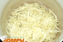 Шаг 2: Затем мелко шинкуем капусту, солим …