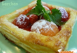 Слойки с клубникой и абрикосами