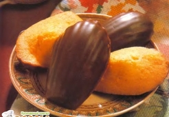 Миндальное печенье "Мадлен", глазированное шоколадом