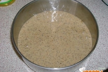 Шаг 6: Выливаем тесто в заранее подготовленную …