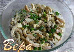 Рецепт: Салат из кальмаров с грибами
