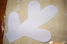 Шаг 1: Из бумаги вырезаем трафарет нашей …