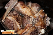 Шаг 4: Накаляем масло снова, бросаем в …