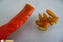 Шаг 2: Горький перец чили кружочками.