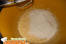 Шаг 4: Добавить муку, смешанную с разрыхлителем. …