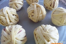 Шаг 3: Полосками теста обматываем мясо с …