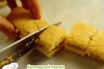 Шаг 4: Приготовьте глазурь, взбив белок с …