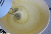 Шаг 1: Берем яйца и взбиваем их …