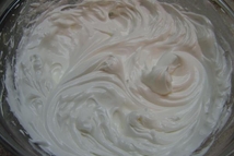 Шаг 6: Приготовление крема. Взбить охлажденные белки …