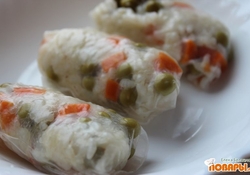 Рецепт: Рисовые рулетики с горошком и морковью