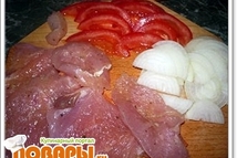 Шаг 1: Заранее нарезаем филе индейки, солим …