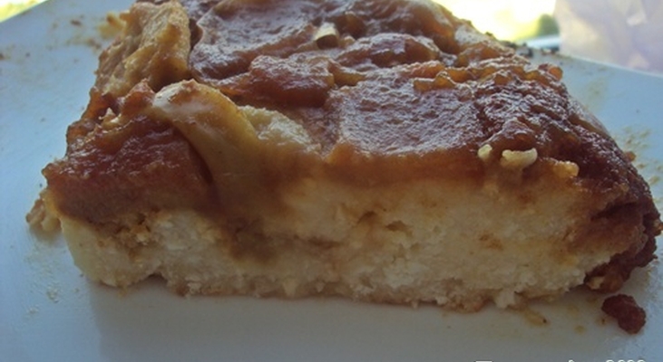 Творожная запеканка с карамелизованными яблоками