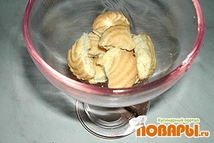 Шаг 1: На дно креманки положить ломанные …