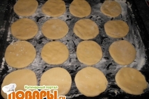 Шаг 8: Охлажденные колбаски нарезать кружочками (толщина …