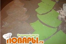 Шаг 4: Тесто тонко раскатываем, вырезаем по …