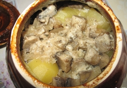 Рецепт: Картофель с грибами в белом соусе в горшочке
