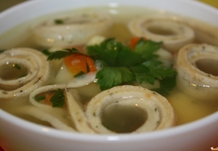 Куриный суп с яичными блинчиками.