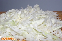 Шаг 4: Добавляем капусту, помидор и болгарский …