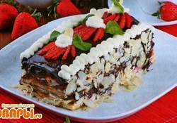 Рецепт: Клубничный торт с творожно-кофейным кремом