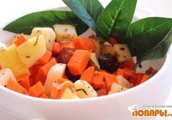 Рецепт: Салат с яблоком, финиками, морковью и петрушкой