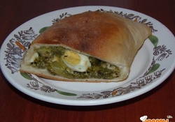 Рецепт: Кальцоне с брокколи и перепелиными яйцами