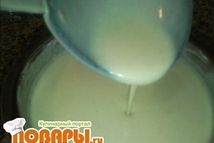 Шаг 2: Постепенно добавим муку, а после …