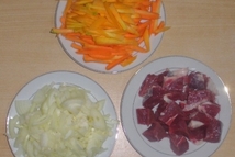 Шаг 1: Мясо нарезать кубиками, лук нашинковать, …