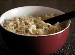 Статья: Несколько способов сделать «доширак» вкуснее