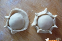 Шаг 2: Тесто раскатаем в пласт толщиной …