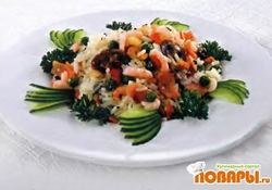 Рецепт: Жареный рис с ветчиной, овощами и креветками