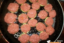 Шаг 4: На противень или сковороду, смазанную …