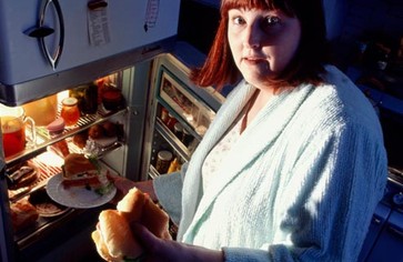 Статья: Почему поздним вечером особенно хочется есть?