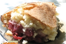 Шаг 3: Выложите тесто поверх ягод. Смешайте …