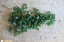 Шаг 2: берем всю зелень и хорошенько …