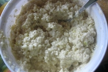 Шаг 4: Всыпать муку и перемешать.