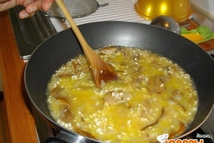 Шаг 4: Теперь добавляйте отвар грибной по …