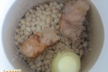 Шаг 3: Когда мясо обжарится, то вместе …